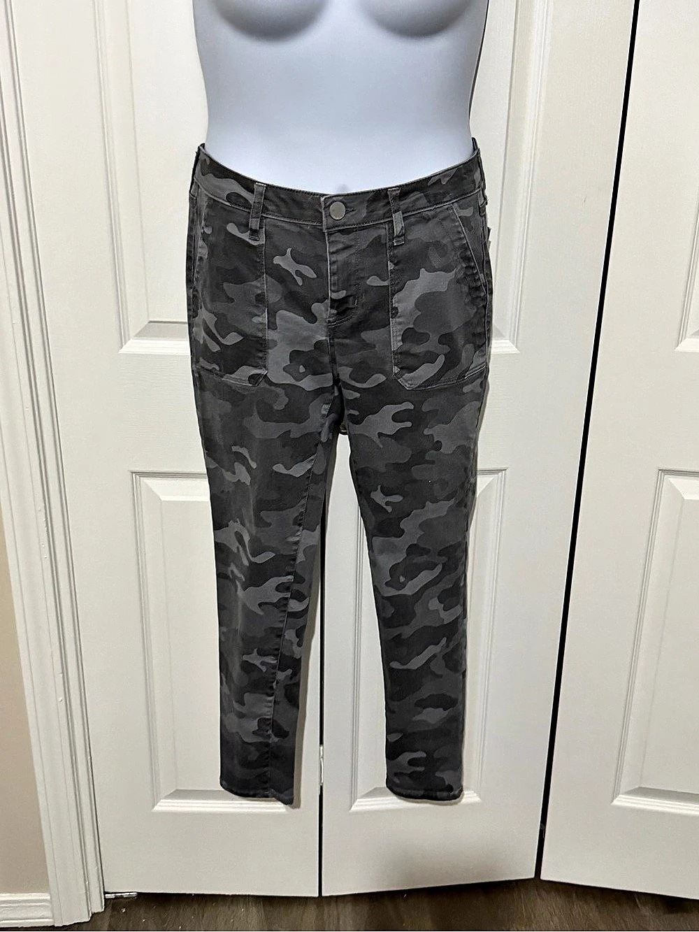 Seven7 Camo Skinny Jeans in Gray & Black Size 8 Like New